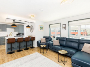 Stylish 2 Bed Flat in Warwick with Private Parking